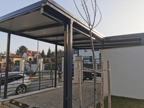 Vas szerkezetű, szendvicspanel fedésű kocsibeálló 04